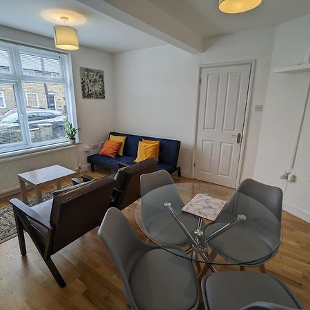 Fantastic 3-Bedroom House In London Morden  Exterior photo